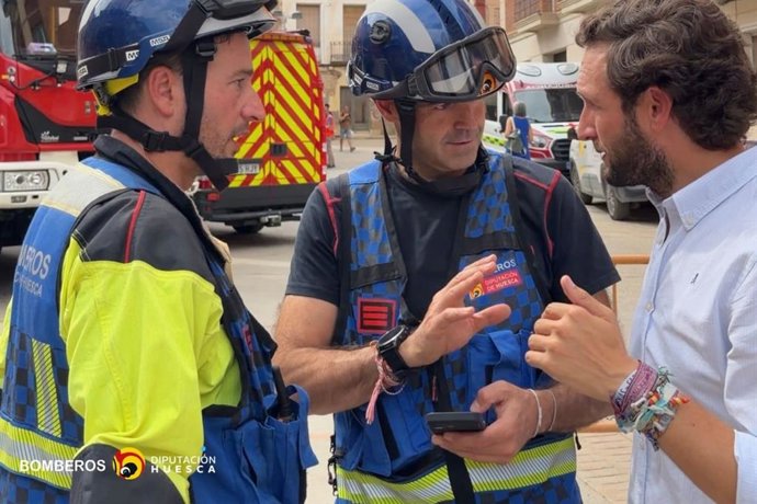 El presidente de la DPH, Isaac Claver, con bomberos de la institución provincial.
