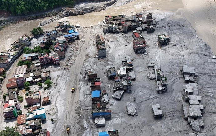 Una vista aérea muestra edificios sepultados por el barro y los escombros tras las inundaciones repentinas registradas en Devighat, en el municipio de Bidur, distrito de Nuwakot.
