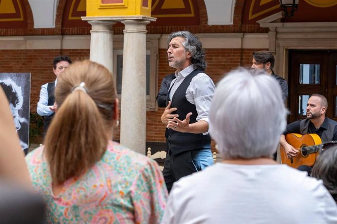 El artista 'Arcángel' en una actuación en el patio del Ayuntamiento de Huelva.