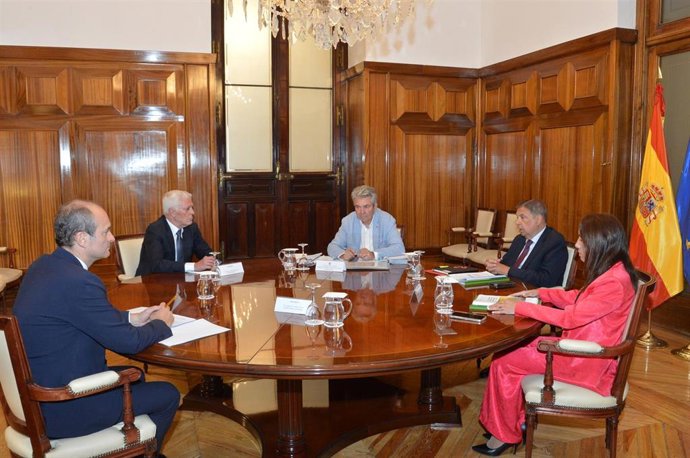 El ministro de Agricultura, Luis Planas, se reúne con representantes de Agroseguro