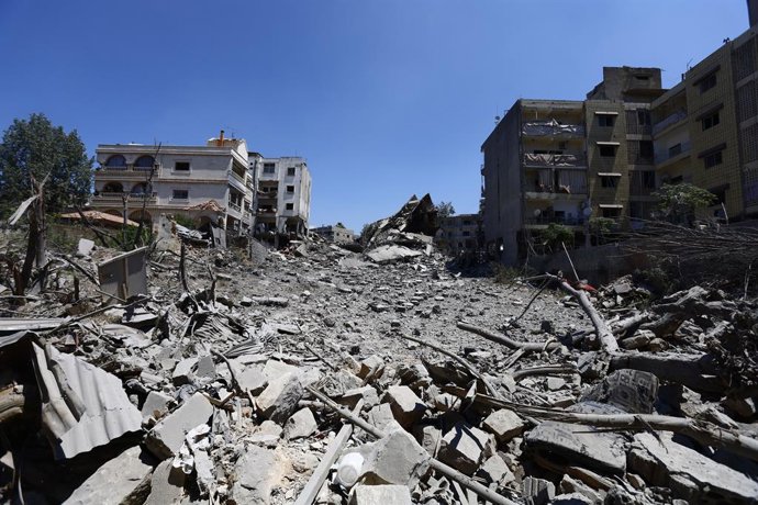 Archivo - Arquivo - 20 de junho de 2026, Distrito de Nabatieh, Sul do Líbano, Líbano: Moradores e funcionários municipais inspecionam a destruição generalizada em Nabatieh, no sul do Líbano, após três dias de intensos ataques aéreos israelenses e combates