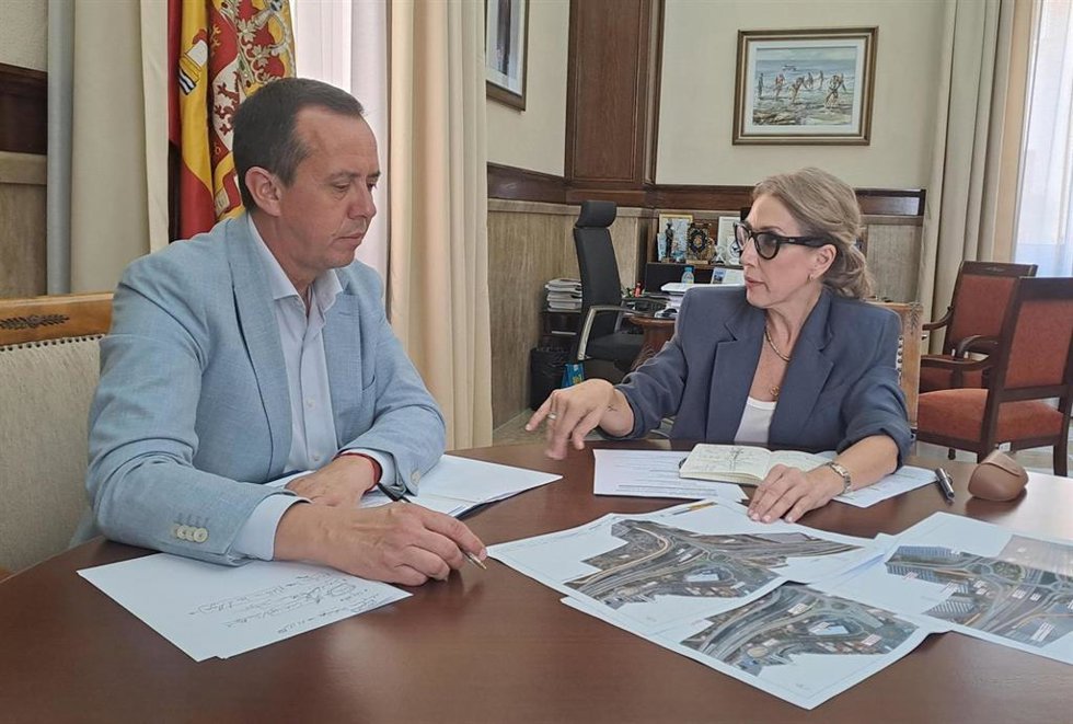 El subdelegado de Gobierno en Almería, José María Martín, y la alcaldesa de El Ejido, Julia Ibáñez.