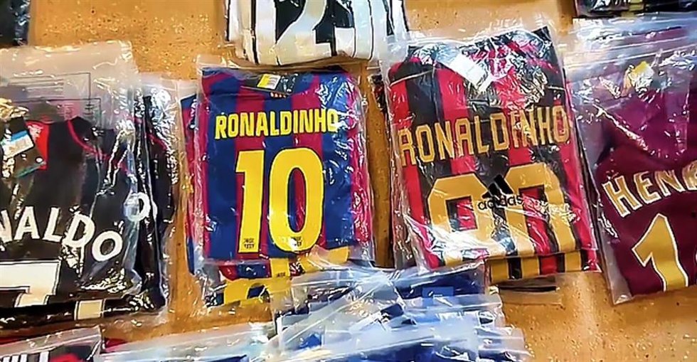 Camisetas falsificadas interceptadas.