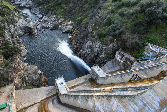 Archivo - Embalse y presa de Picadas, a 22 de febrero de 2026, en Aldea del Fresno, Madrid (España).