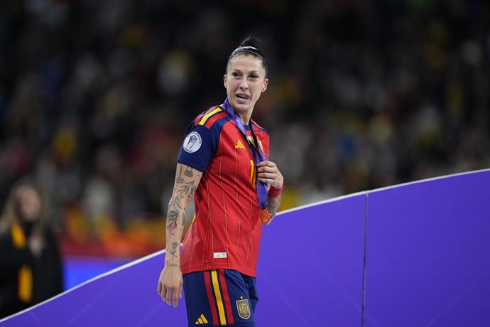 Archivo - Arquivo - Jennifer Hermoso, da Espanha, comemora a vitória com a medalha de campeã durante a partida de volta da final da Liga das Nações Feminina da UEFA 2025 entre Espanha e Alemanha, no estádio Riyadh Air Metropolitano, em 2 de dezembro de 20