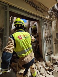 Bomberos de Zaragoza actúan en complejo el operativo de rescate tras el hundimiento de un edificio de Sariñena