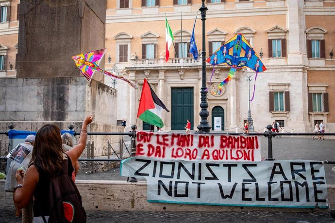 Vuelo de cometas en solidarida con el pueblo palestino en la capital de Italia, Roma