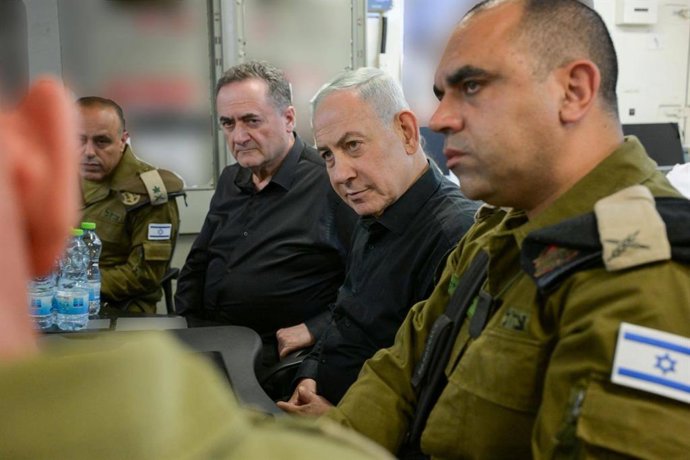 Archivo - Arquivo - O ministro da Defesa, Israel Katz, ao lado do primeiro-ministro, Benjamin Netanyahu, e do subchefe do Exército de Israel, Tamir Yadai.