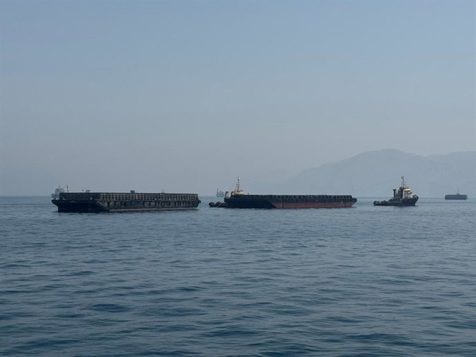 Archivo - Arquivo - KHASAB, 29 de maio de 2026  -- Esta foto tirada com um celular mostra navios mercantes encalhados nas águas do Estreito de Ormuz, perto de Khasab, uma pequena cidade no norte de Omã, em 29 de maio de 2026.,Imagem: 1106562671, Licença: 