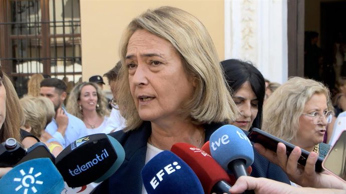Archivo - La alcaldesa de Motril, Luisa García Chamorro, atiende a los medios en imagen de archivo.