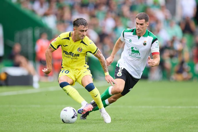 Alberto Moleiro of Villarreal CF competes for the ball with Alvaro Mantilla of Real Racing Club de Santander during the LaLiga EA Sports match between Real Racing Club de Santander and Villarreal CF at Campos de Sport de El Sardinero on August 16, 2026, i