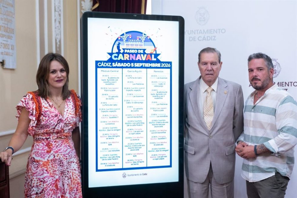La concejala de Fiestas y Carnaval en Cádiz, Beatriz Gandullo, el presidente de Horeca de Cádiz, Antonio de María, y el presidente de la Asociación de Comerciantes de Extramuros (Acex), Álvaro Sánchez, presentando el Paseo del Carnaval