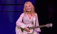 Dolly Parton estuvo trabajando "hasta el día de su muerte" en un biopic que sigue adelante
