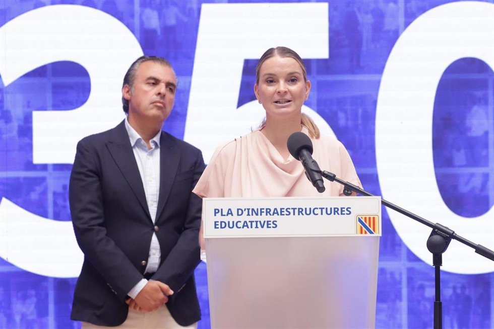 Archivo - La presidenta del Govern, Marga Prohens, y el conseller de Educación y Universidades, Antoni Vera, en una rueda de prensa