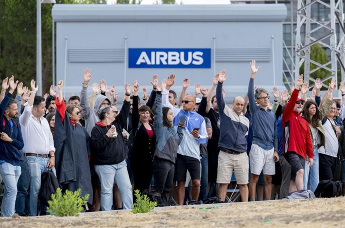 Varias personas durante la tercera jornada de huelga indefinida de empleados de Airbus, a 27 de agosto de 2026, en Getafe, Madrid (España).  