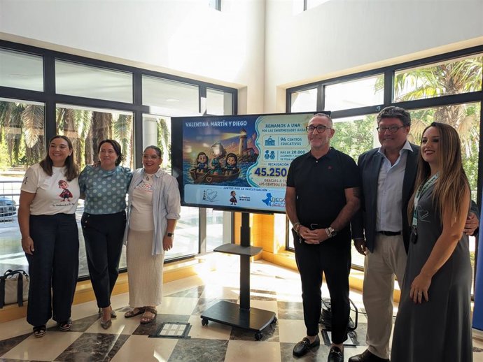 El delegado de Deportes y Salud en Jerez, Tomás Sampalo, la delegada de Educación en Jerez, Nela García, y delegado territorial de Desarrollo Educativo de la Junta de Andalucía en Cádiz, José Ángel Aparicio, junto a las madres de Valentina, Martín y Diego