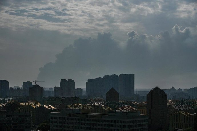 Humo en la ciudad de Kiev tras un ataque ruso