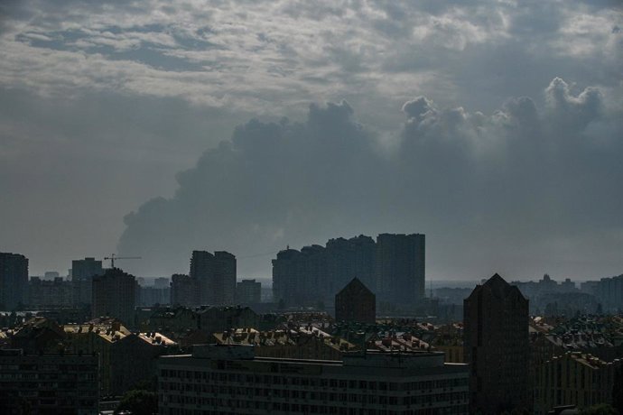 27 de agosto de 2026, Kiev, Ucrânia: Fumaça se eleva sobre a capital ucraniana após um ataque russo a Kiev, na Ucrânia, em 27 de agosto de 2026. Desde a noite de 27 de agosto, as forças russas vêm atacando a capital com mísseis balísticos e drones de ataq