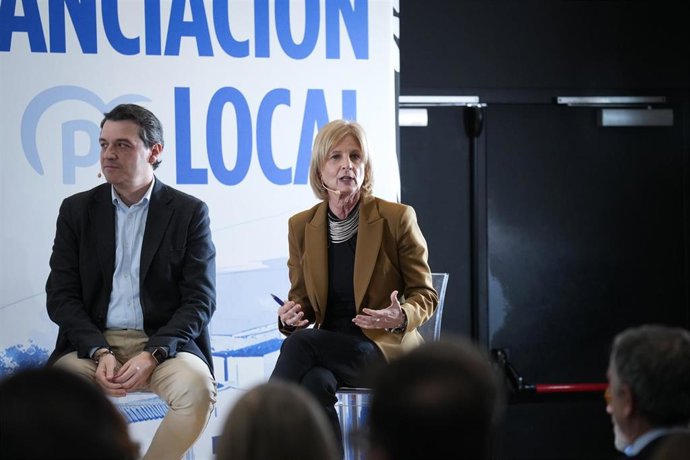 Archivo - (I-D) El alcalde de Córdoba, José María Bellido, y la alcaldesa de Jerez, María José García Pelayo, durante un acto del PP sobre financiación local, en el espacio Talent Garden, a 17 de marzo de 2026, en Barcelona. (Foto de archivo).