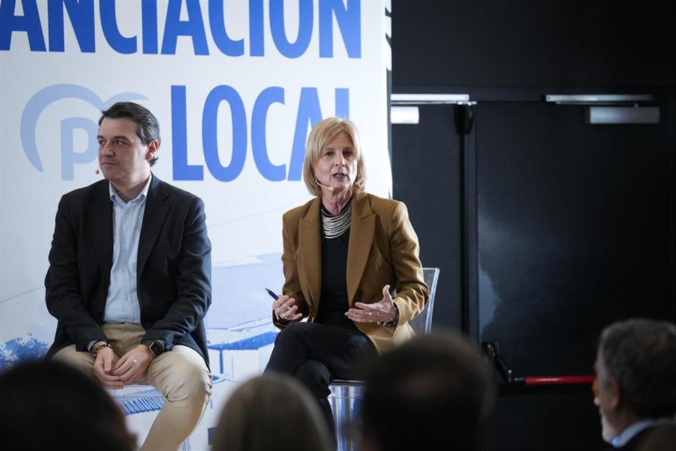 Archivo - (I-D) El alcalde de Córdoba, José María Bellido, y la alcaldesa de Jerez, María José García Pelayo, durante un acto del PP sobre financiación local, en el espacio Talent Garden, a 17 de marzo de 2026, en Barcelona. (Foto de archivo).