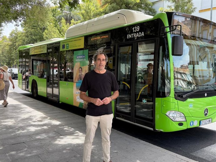 Juan Hidalgo ante un autobús de Aucorsa.