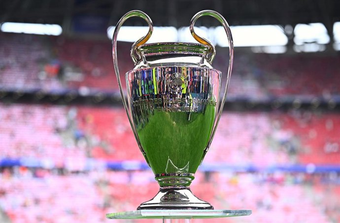 Archivo - 30 May 2026, Hungary, Budapest: The UEFA Champions League trophy stands at the Puskas Arena ahead of the UEFA Champions League final soccer match between Paris Saint Germain and Arsenal. Photo: Tom Weller/dpa