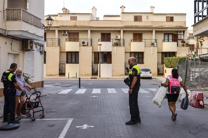 Policiías locales desalojan El Saler a causa de un incendio forestal, a 27 de agosto de 2026, en la Gola de Pujol, El Saler, Valencia