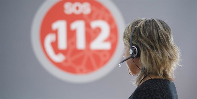 Archivo - Imagen de una operaria de SOS Navarra