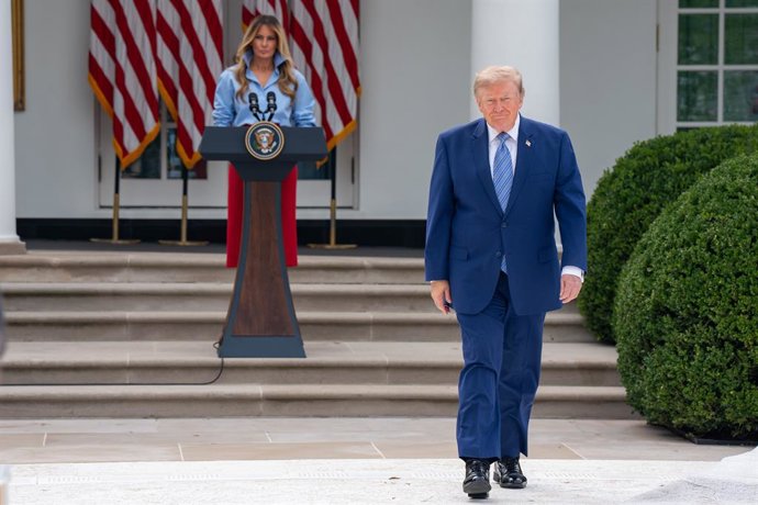20 de agosto de 2026, EUA, Washington: O presidente dos EUA, Donald Trump, caminha em direção ao seu lugar após acompanhar a primeira-dama Melania Trump até o pódio durante um evento da IndyCar no Jardim das Rosas da Casa Branca, em Washington. Foto: Joey