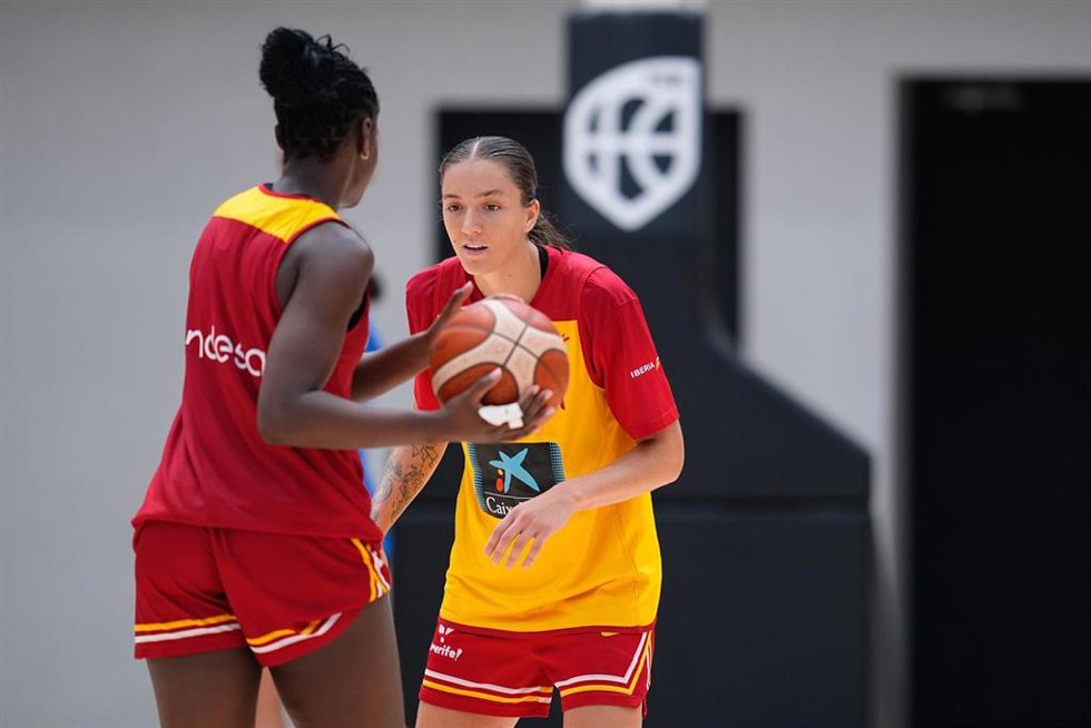 Helena Pueyo junto a Lola Pendande durante un entrenamiento de la selección
