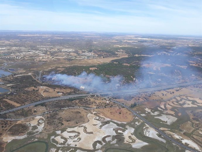 Archivo - Incendio declarado en la Costa Esuri, en Ayamonte