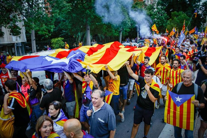 Varias personas durante una manifestación, a las afueras del Nou Camp, a 27 de agosto de 202