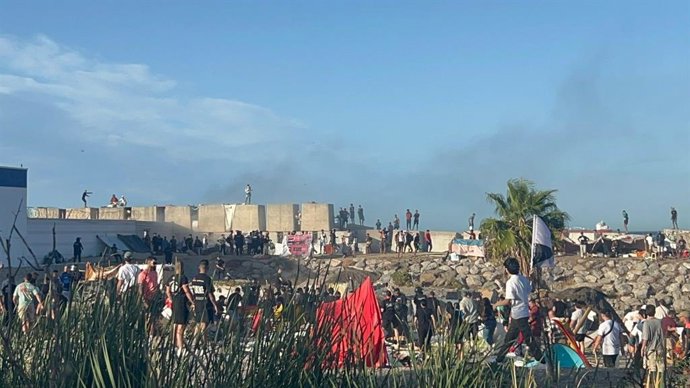Los manifestantes en la playa de Benítez cuando se ha producido los altercados y numerosas personas han increpado e insultado a los profesionales de la información que cubren la crisis migratoria