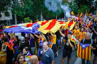 Diverses persones durant una manifestació, als afores del Nou Camp, a 27 d'agost de 202