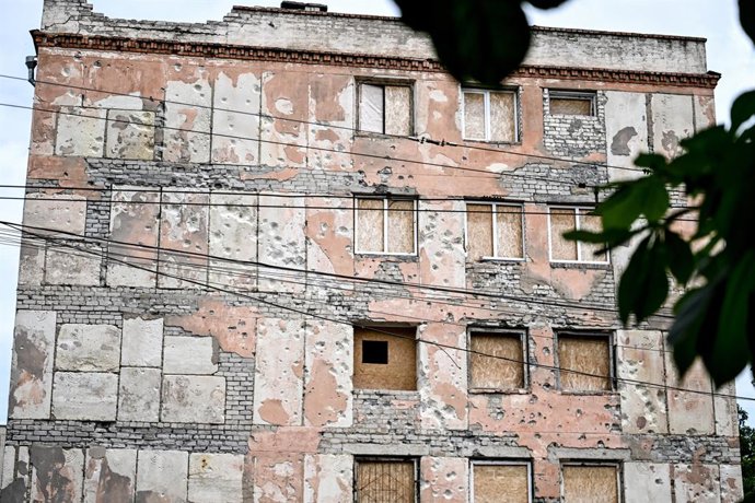Archivo - Arquivo – 2 de junho de 2026, Kherson, Ucrânia: Um prédio residencial danificado por bombardeios russos na cidade de Kherson, na linha de frente, na Ucrânia, em 2 de junho de 2026. O exército russo ataca a cidade diariamente com drones FPV e out