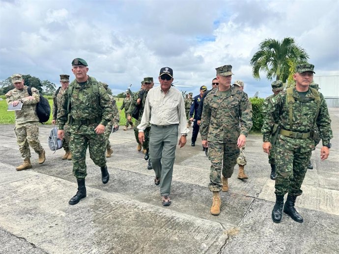 Reunión del comandante del Comando Sur del Ejército estadounidense (SOUTHCOM), el general Francis Donovan, con el ministro de Defensa colombiano, Jorge Mora