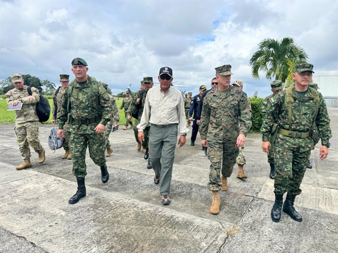 Reunión del comandante del Comando Sur del Ejército estadounidense (SOUTHCOM), el general Francis Donovan, con el ministro de Defensa colombiano, Jorge Mora
