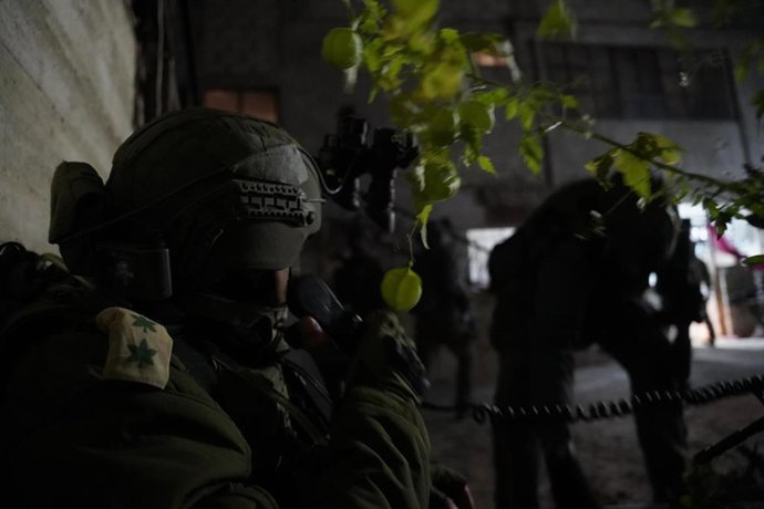 Archivo - Fotografía difundida por el Ejército de Israel que muestra varios de sus soldados operando en la localidad de Beit Yinn, en la Campiña de Damasco, en el sur de Siria