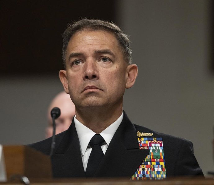 Archivo - Arquivo - 14 de maio de 2026, Washington, Distrito de Columbia, EUA: O almirante Charles B. Cooper II, da Marinha dos Estados Unidos e comandante do Comando Central dos Estados Unidos (CENTCOM), presta depoimento durante audiência da Comissão de
