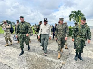 Reunión del comandante del Comando Sur del Ejército estadounidense (SOUTHCOM), el general Francis Donovan, con el ministro de Defensa colombiano, Jorge Mora