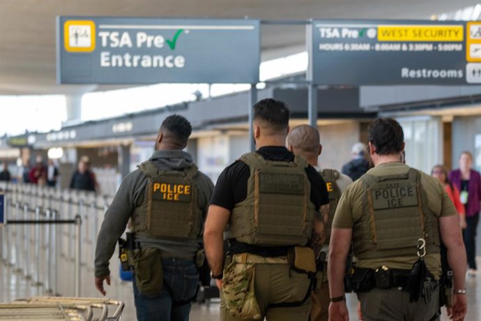 Archivo - Arquivo - 24 de março de 2026, EUA, Dulles: Agentes do Serviço de Imigração e Alfândega (ICE) patrulham nas proximidades dos pontos de controle de segurança no Aeroporto Internacional de Washington Dulles, em Dulles. O presidente dos EUA, Donald