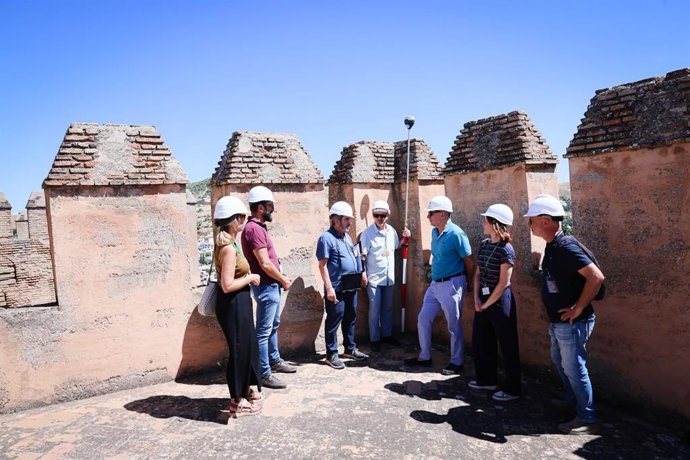 La Alhambra refuerza la revisión preventiva de elementos en la Torre del Homenaje y Torre Quebrada.