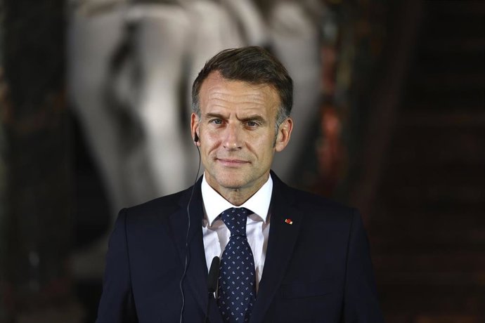 Archivo - 17 July 2026, North Rhine-Westphalia, Bruehl: French President Emmanuel Macron takes part in a joint press conference with German Chancellor Friedrich Merz at Augustusburg Palace, following a meeting of the Franco-German Ministerial Council as p
