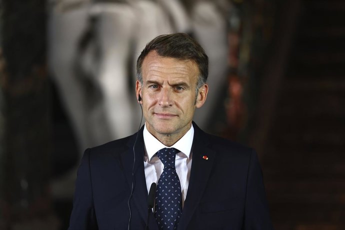 Archivo - 17 July 2026, North Rhine-Westphalia, Bruehl: French President Emmanuel Macron takes part in a joint press conference with German Chancellor Friedrich Merz at Augustusburg Palace, following a meeting of the Franco-German Ministerial Council as p