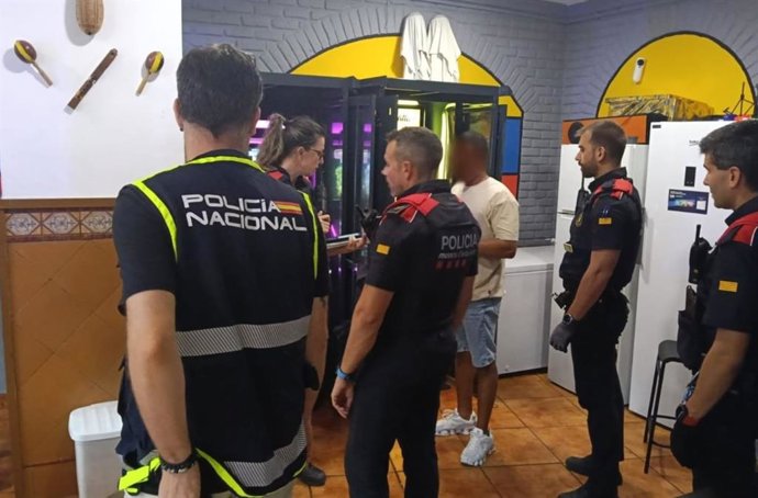 Agentes de los Mossos d'Esquadra y de la Policía Nacional durante un dispositivo del Plan Kanpai en el Camp de Tarragona (Tarragona) que se ha saldado con 20 detenidos