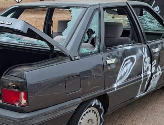 En plena calle y con un hacha: así dejó un hombre su coche alegando que iba directo al desguace.