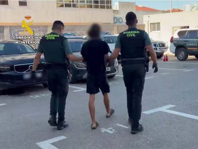 La Guardia Civil detiene en Torrevieja (Alicante) a cuatro personas sobre las que pesaban Órdenes Europeas de Detención y Entrega (OEDE). En la imagen, dos agentes de la Benemérita junto a uno de los arrestados.