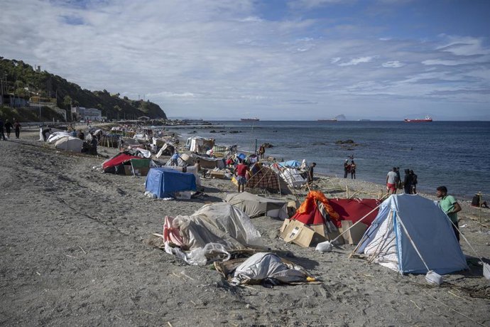 Migrantes en campamentos improvisados en la playa del Trampolín. 