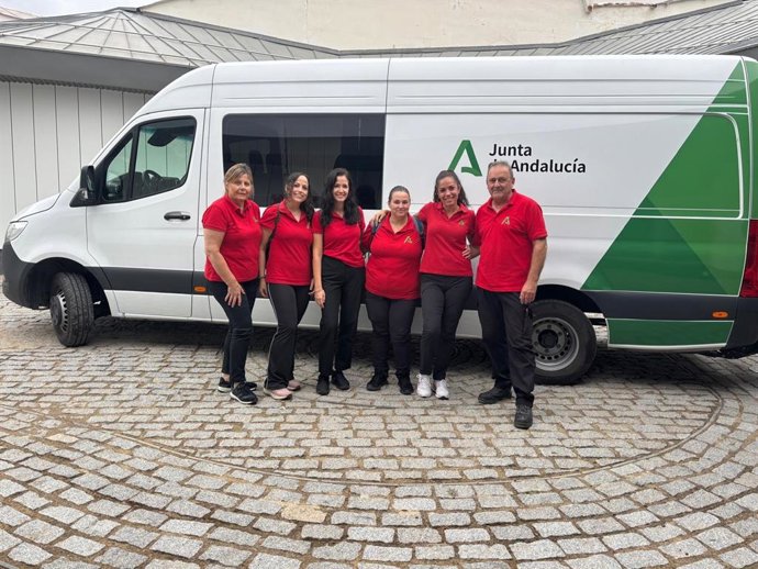 Profesionales del Centro de Transfusión Sanguínea, Tejidos y Células de Jaén junto a una unidad móvil.
