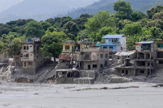 NUWAKOT, 27 de agosto de 2026  -- Esta foto, tirada em 27 de agosto de 2026, mostra prédios destruídos ao longo do rio Trishuli após uma enorme enchente repentina em Nuwakot, no Nepal. A Autoridade Nacional de Gestão e Redução de Riscos de Desastres do Ne